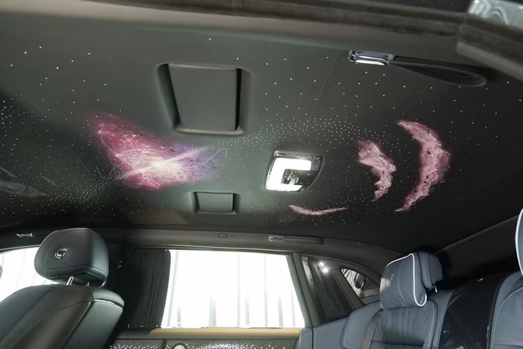 Mở cửa bước vào trong khoang lái sẽ thấy các kỹ sư của hãng xe Anh quốc mang đến cho Rolls-Royce Phantom Tempus một nội thất chưa bao giờ có trên một chiếc ô tô, hãng cho biết ý tưởng là “các hiện tượng thiên văn và mở rộng vô hạn của vũ trụ". Đầu tiên là các thành cửa được đục lỗ để đặt các ánh sáng tạo ra hình ảnh xoáy nước và xoắn ốc của những vì sao rất ấn tượng.