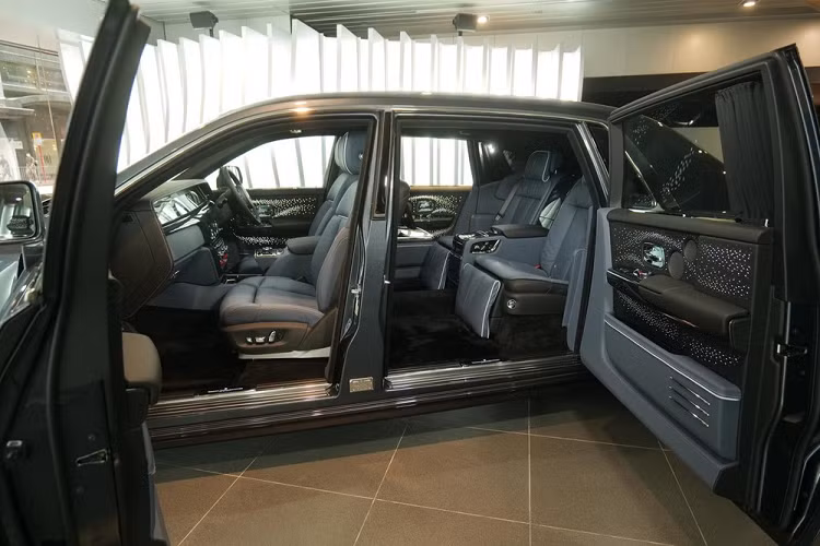 Chính vì điều đó mà những Rolls-Royce Phantom Tranquillity đặc biệt được sản xuất giới hạn 25 chiếc hay gần đây nhất là xe siêu sang Rolls-Royce Phantom Tempus Collection 2021 mới chỉ ra đời 20 xe trên toàn thế giới đã được trình làng vào đầu năm nay nhanh chóng cháy hàng. 