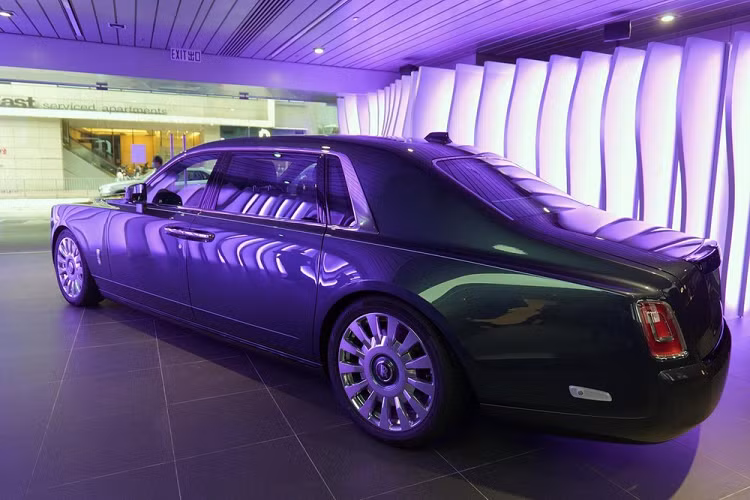 Nhắc lại một chút thông tin về Rolls-Royce Phantom VIII nguyên bản, nó đã có màn ra mắt hoành tráng trong năm 2017 và lập nên một tiêu chuẩn mới trong làng xe siêu sang toàn cầu. Xe có trang bị một động cơ V12 mạnh mẽ, trong khi kiến trúc điện tử biến nó trở thành mẫu Rolls-Royce công nghệ tân tiến nhất từ trước tới nay.