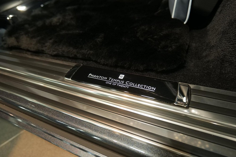 Giá xe Rolls-Royce Phantom VIII ở Hồng Kông lên đến 12,88 triệu HKD, tương đương 37,7 tỷ đồng nhưng khi chọn hàng giới hạn như Rolls-Royce Phantom Tempus, các đại gia ở đây phải chi thêm 2 triệu HKD, lên đến con số 14,88 triệu HKD, tương đương 43,5 tỷ đồng.