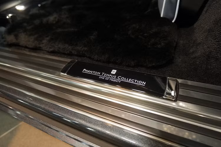 Giá xe Rolls-Royce Phantom VIII ở Hồng Kông lên đến 12,88 triệu HKD, tương đương 37,7 tỷ đồng nhưng khi chọn hàng giới hạn như Rolls-Royce Phantom Tempus, các đại gia ở đây phải chi thêm 2 triệu HKD, lên đến con số 14,88 triệu HKD, tương đương 43,5 tỷ đồng.