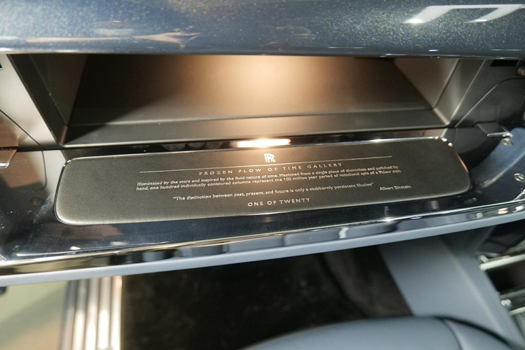 Rolls-Royce Phantom Tempus mới đến Hương Cảng được sơn ngoại thất màu xanh Kairos Blue với cách pha màu cũng như phun lên ngoại thất xe được đánh giá là cầu kỳ chưa từng có để tạo ra hiệu ứng lấp lánh như vì sao khi có ánh sáng chiếu vào. Không chỉ thế, dưới chân logo huyền thoại của Rolls-Royce còn có thêm dòng chữ Phantom Tempus Collection như thông báo đây là phiên bản giới hạn chỉ có 25 xe trên thế giới.