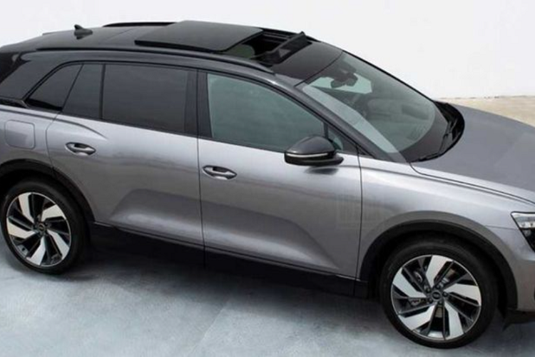 Giống như Audi Q4 e-tron, Audi Q5 e-tron 2022 chạy điện được xây dựng dựa trên nền tảng MEB của Tập đoàn Volkswagen, nhưng Q5 e-tron lại dài tới 4.876 mm, bằng với Volkswagen ID.6. Nhờ đó, chiếc SUV điện mới mang đến cho người mua không gian nội thất rộng rãi và thực dụng hơn.