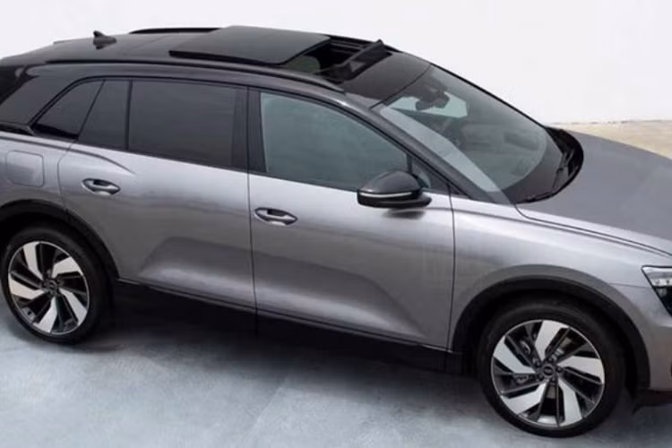 Giống như Audi Q4 e-tron, Audi Q5 e-tron 2022 chạy điện được xây dựng dựa trên nền tảng MEB của Tập đoàn Volkswagen, nhưng Q5 e-tron lại dài tới 4.876 mm, bằng với Volkswagen ID.6. Nhờ đó, chiếc SUV điện mới mang đến cho người mua không gian nội thất rộng rãi và thực dụng hơn.