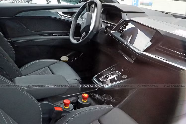 Các hình ảnh rò rỉ cho thấy Audi Q5 e-tron 2022 sẽ có nhiều cấp độ trang trí khác nhau, với nhiều kiểu bánh xe và tùy chọn sơn đen cho tấm ốp nhựa quanh thân xe. Ngoài ra, có một chiếc xe sở hữu đèn pha màu đậm, có vẻ như lý do là vì xe được trang bị công nghệ đèn pha LED ma trận.