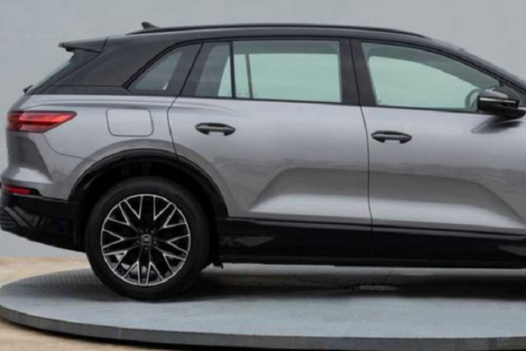 Về thiết kế, tương tự các mẫu xe hiện tại của Audi, xe có lưới tản nhiệt khung đơn đặc trưng được bao bọc bởi đường viền màu tối. Các chi tiết như đèn pha, đèn hậu và vòm bánh xe lại giống với Q4 e-tron.