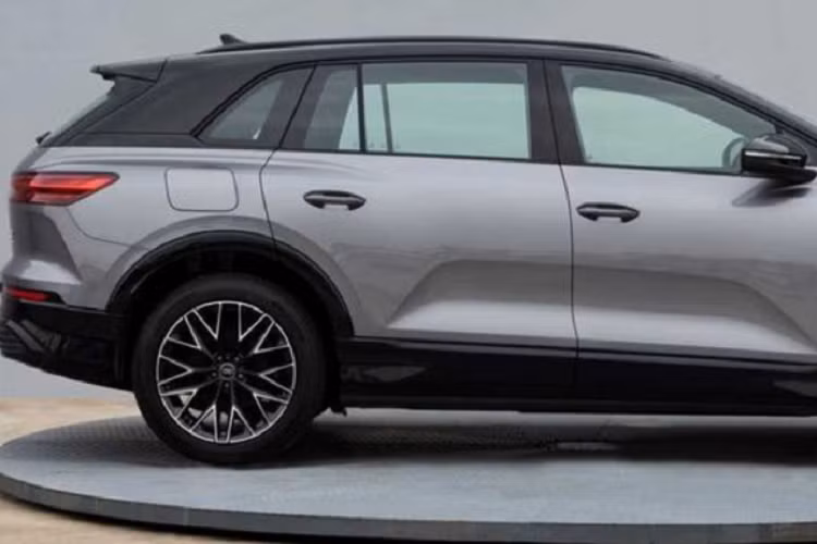 Về thiết kế, tương tự các mẫu xe hiện tại của Audi, xe có lưới tản nhiệt khung đơn đặc trưng được bao bọc bởi đường viền màu tối. Các chi tiết như đèn pha, đèn hậu và vòm bánh xe lại giống với Q4 e-tron.