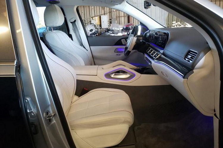 Xe sở hữu lớp sơn ngoại thất hai tông màu kết hợp giữa xanh đậm và bạc, toàn bộ chi tiết đều ở trong tình trạng hoàn hảo. thậm chí còn đăng tải những hình ảnh cho thấy khoang nội thất vẫn còn rất mới, với đồng hồ kỹ thuật số hiển thị tổng quãng đường lăn bánh 388 dặm (khoảng 624 km).