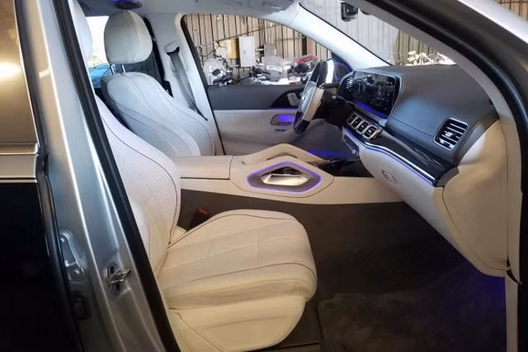 Xe sở hữu lớp sơn ngoại thất hai tông màu kết hợp giữa xanh đậm và bạc, toàn bộ chi tiết đều ở trong tình trạng hoàn hảo. thậm chí còn đăng tải những hình ảnh cho thấy khoang nội thất vẫn còn rất mới, với đồng hồ kỹ thuật số hiển thị tổng quãng đường lăn bánh 388 dặm (khoảng 624 km).