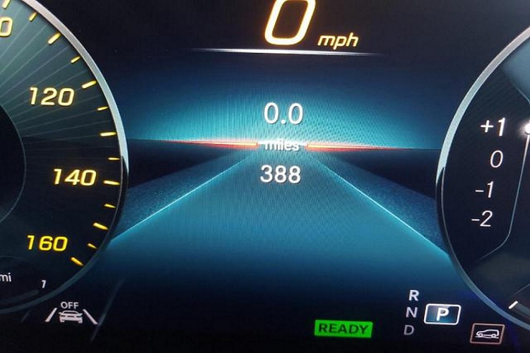 Các ghế ngồi còn được trang bị những tính năng tương đồng với Maybach S-Class như massage, sưởi, làm mát, ngả lưng chỉnh điện, đệm bắp chân,… Cụm điều khiển tích hợp MBUX trên bệ tỳ tay cũng là trang bị tiêu chuẩn cho phép người dùng điều chỉnh hàng loạt các tính năng khác nhau từ tiện nghi đến giải trí.