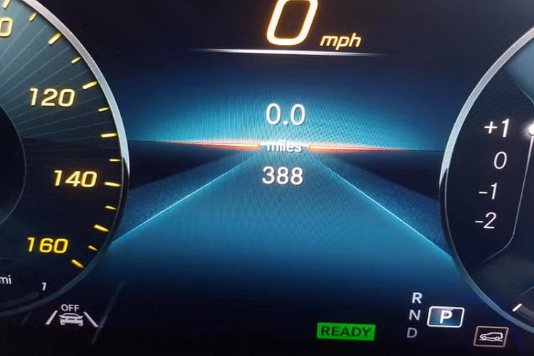 Các ghế ngồi còn được trang bị những tính năng tương đồng với Maybach S-Class như massage, sưởi, làm mát, ngả lưng chỉnh điện, đệm bắp chân,… Cụm điều khiển tích hợp MBUX trên bệ tỳ tay cũng là trang bị tiêu chuẩn cho phép người dùng điều chỉnh hàng loạt các tính năng khác nhau từ tiện nghi đến giải trí.