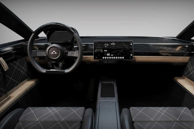 Alpha hình dung mẫu xe điện mới sẽ có hai phiên bản: với hệ thống truyền động 1 mô tơ điện hoặc với hệ thống AWD tinh vi hơn. Với trường hợp sau, nó có lực kéo lên tới 839 kg và gia tốc từ 0-96 km/h trong khoảng 6,5 giây. Cự li di chuyển một lần sạc đầy của cụm pin dự tính sẽ là 250 dặm (402 km).