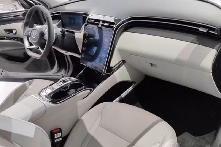 Nhìn bên hông, Tucson 2021 trông khá giống dòng xe sang Lexus RX với thiết kế vuốt cao dần về sau kết hợp cùng những đường cắt xẻ táo bạo. Nổi bật nhất phải kể đến là dải crom kéo dài từ cột A và kết thúc tại đuôi xe. Phần đuôi xe gây ấn tượng với đèn hậu hình lưỡi liềm kép và được nối liền bởi 1 dải LED chạy ngang. Cản sau có kết cấu hình kim cương độc đáo kết hợp với tấm ốp bảo vệ gầm màu bạc, cần gạt nước phía sau đã được giấu dưới cánh gió mui xe, đồng thời di chuyển logo lên phần kính cửa sổ phía sau.