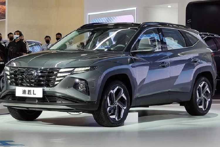 Nhìn vào thông số kĩ thuật, ta có thể thấy so với các đối thủ cạnh tranh như Honda CR-V hay Mazda CX-5, Hyundai Tucson L 2021 mới mạnh hơn đáng kể. Về tổng thể, xe sở hữu kích thước dài x rộng x cao lần lượt là 4.630 x 1.865 x 1.690 mm và chiều dài cơ sở đạt 2.755 mm. So với phiên bản Tucson tiêu chuẩn, mẫu xe này dài hơn 130 mm, cao hơn 39 mm và chiều dài cơ sở tăng 95 mm. Về thiết kế, Hyundai Tucson L 2021 không có quá nhiều điểm khác biệt so với mẫu Hyundai Tucson tiêu chuẩn.