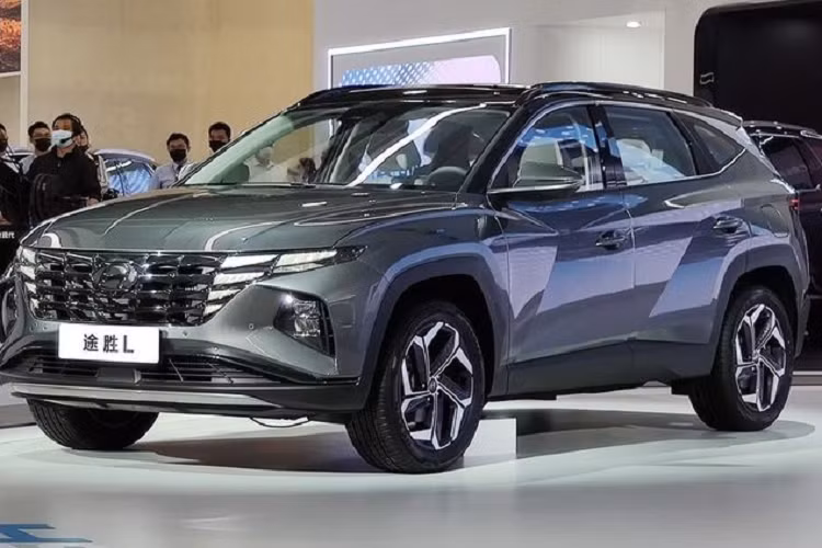 Nhìn vào thông số kĩ thuật, ta có thể thấy so với các đối thủ cạnh tranh như Honda CR-V hay Mazda CX-5, Hyundai Tucson L 2021 mới mạnh hơn đáng kể. Về tổng thể, xe sở hữu kích thước dài x rộng x cao lần lượt là 4.630 x 1.865 x 1.690 mm và chiều dài cơ sở đạt 2.755 mm. So với phiên bản Tucson tiêu chuẩn, mẫu xe này dài hơn 130 mm, cao hơn 39 mm và chiều dài cơ sở tăng 95 mm. Về thiết kế, Hyundai Tucson L 2021 không có quá nhiều điểm khác biệt so với mẫu Hyundai Tucson tiêu chuẩn.