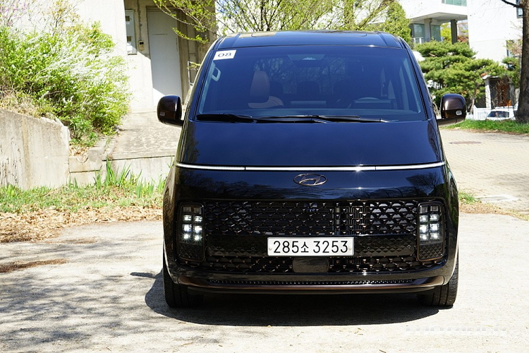 Nguồn cung cấp sức mạnh cho chiếc Hyundai Staria Lounge AWD 7 chỗ này là khối động cơ diesel VGT 4 xi-lanh, dung tích 2.2L, sản sinh công suất tối đa 177 mã lực và mô-men xoắn cực đại 431 Nm. Động cơ kết hợp với hộp số tự động 8 cấp và hệ dẫn động 4 bánh toàn thời gian. Tại thị trường Hàn Quốc, giá xe Hyundai Staria 2021 được bán ra dao động từ 27,27 - 41,35 triệu Won (khoảng 559 - 848 triệu đồng).