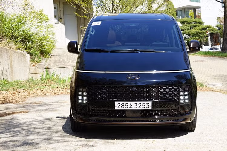 Nguồn cung cấp sức mạnh cho chiếc Hyundai Staria Lounge AWD 7 chỗ này là khối động cơ diesel VGT 4 xi-lanh, dung tích 2.2L, sản sinh công suất tối đa 177 mã lực và mô-men xoắn cực đại 431 Nm. Động cơ kết hợp với hộp số tự động 8 cấp và hệ dẫn động 4 bánh toàn thời gian. Tại thị trường Hàn Quốc, giá xe Hyundai Staria 2021 được bán ra dao động từ 27,27 - 41,35 triệu Won (khoảng 559 - 848 triệu đồng).