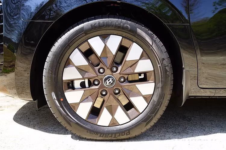 So với các đối thủ cùng phân khúc, Hyundai Staria 2021 nổi bật hẳn lên nhờ thiết kế ngoại thất độc đáo và hướng đến tương lai. Nguyên nhân là do mẫu xe này được lấy cảm hứng thiết kế từ tàu không gian.