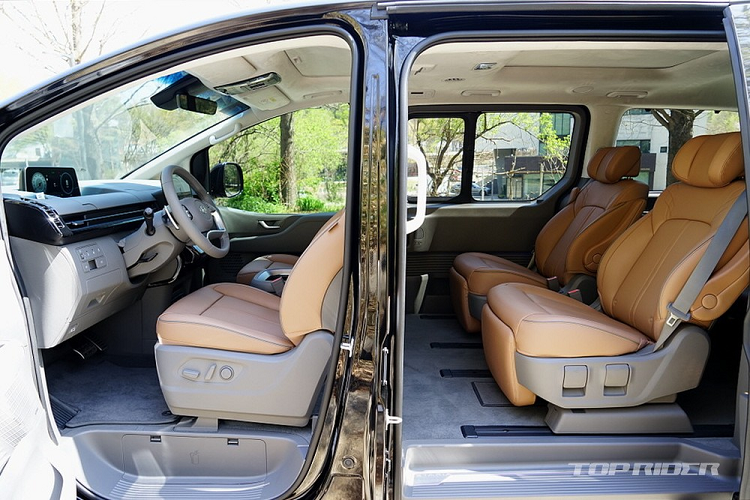 Với kích thước trên, Staria mới cho phép hãng Hyundai trang bị nhiều cấu hình ghế bên trong xe. Theo đó, Hyundai Staria 2021 bản Tourer có 2 cấu hình nội thất là 9 chỗ và 11 chỗ. Bản Cargo vốn là xe van nên có 2 cấu hình ghế 3 chỗ và 5 chỗ. Riêng bản Lounge có 2 cấu hình ghế là 7 chỗ và 9 chỗ đồng thời nhắm đến việc cạnh tranh với Kia Sedona 2021. Chiếc xe trong những hình ảnh này thuộc phiên bản Lounge AWD 7 chỗ.