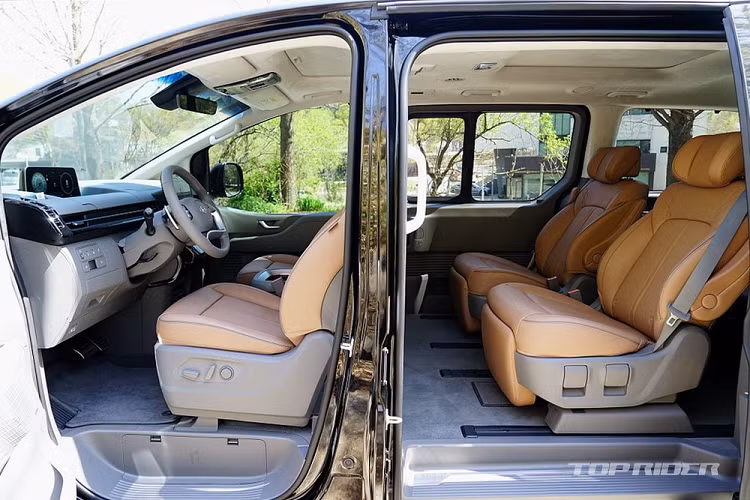 Với kích thước trên, Staria mới cho phép hãng Hyundai trang bị nhiều cấu hình ghế bên trong xe. Theo đó, Hyundai Staria 2021 bản Tourer có 2 cấu hình nội thất là 9 chỗ và 11 chỗ. Bản Cargo vốn là xe van nên có 2 cấu hình ghế 3 chỗ và 5 chỗ. Riêng bản Lounge có 2 cấu hình ghế là 7 chỗ và 9 chỗ đồng thời nhắm đến việc cạnh tranh với Kia Sedona 2021. Chiếc xe trong những hình ảnh này thuộc phiên bản Lounge AWD 7 chỗ.