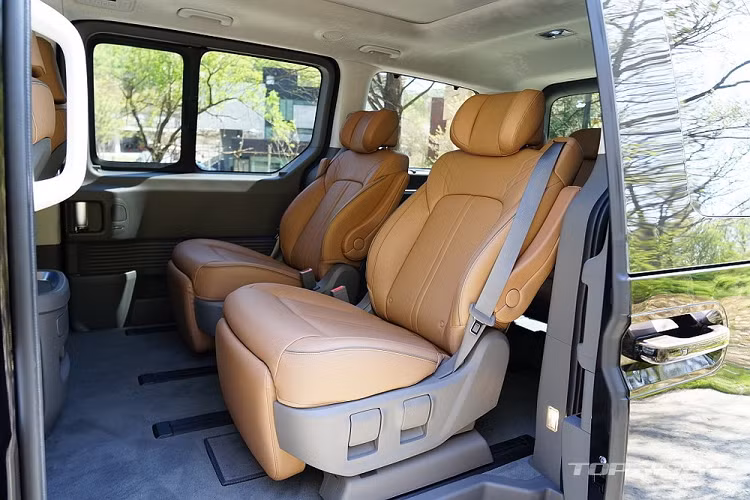 Trên đầu xe, mẫu MPV mới này được trang bị lưới tản nhiệt cỡ lớn với mắt lưới hình tổ ong giống Hyundai Santa Fe 2021. Cụm đèn pha được thiết kế hình chữ nhật với 8 bóng chia thành 2 hàng nằm dọc. Chưa hết, Staria còn có dải đèn LED định vị ban ngày kéo dài đến hết chiều rộng của nắp ca-pô và nằm ngay bên trên logo của hãng Hyundai.