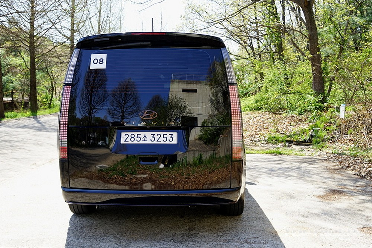 Những trang bị đáng chú ý khác của mẫu MPV cỡ lớn này bao gồm nút bấm chọn số thay cho cần số truyền thống, hệ thống đèn viền nội thất 64 màu, 2 cửa sổ trời, điều hòa tự động, ghế trước sưởi ấm/làm mát, rèm chỉnh điện...