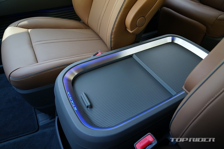 Đằng sau, mẫu MPV này có cụm đèn hậu nằm dọc cỡ lớn với thiết kế điểm ảnh Parametric Pixel giống Hyundai Ioniq 5 mới và cửa cốp chỉnh điện. Trong khi đó, cản sau của xe được thiết kế thấp, giúp việc chất, dỡ đồ lên xe dễ dàng hơn.