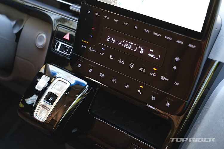 Bên sườn, Hyundai Staria 2021 được trang bị cửa sổ cỡ lớn mở rộng, cùng đường chân kính hạ thấp hơn bình thường, mang đến cảm giác cao cấp và rộng rãi cho nội thất trong xe. Thêm vào đó là cửa trượt chỉnh điện đặc trưng của xe MPV.