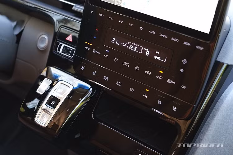 Bên sườn, Hyundai Staria 2021 được trang bị cửa sổ cỡ lớn mở rộng, cùng đường chân kính hạ thấp hơn bình thường, mang đến cảm giác cao cấp và rộng rãi cho nội thất trong xe. Thêm vào đó là cửa trượt chỉnh điện đặc trưng của xe MPV.