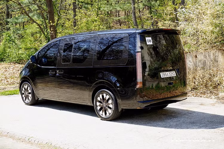 Không chỉ sang trọng, nội thất của xe còn thực dụng với nhiều ngăn đựng đồ. Ở dưới bảng đồng hồ, khu vực trên/dưới cụm điều khiển trung tâm và dưới bệ tì tay trung tâm đều có ngăn chứa đồ. Được trang bị nắp che, ngăn đựng đồ dưới bệ tì tay trung tâm của xe có cả ngăn đựng cốc và cổng USB.