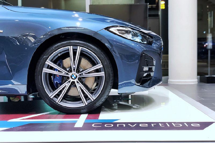 Cung cấp sức mạnh cho BMW 430i 2021 mui trần này là khối động cơ 2.0L 4 xi-lanh sản sinh công suất 255 mã lực và mô-men xoắn cực đại 400 Nm, đi kèm hộp số tự động 8 cấp, hệ dẫn động cầu sau và hệ thống treo thích ứng M.