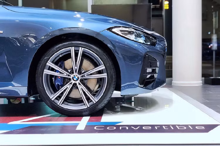 Cung cấp sức mạnh cho BMW 430i 2021 mui trần này là khối động cơ 2.0L 4 xi-lanh sản sinh công suất 255 mã lực và mô-men xoắn cực đại 400 Nm, đi kèm hộp số tự động 8 cấp, hệ dẫn động cầu sau và hệ thống treo thích ứng M.