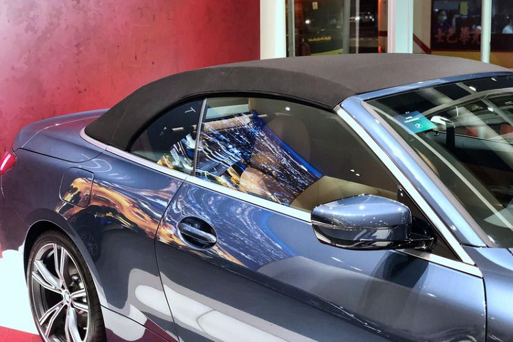 Ngoài ra, xe cũng dùng nhiều chi tiết trang trí bằng kim loại. Xe có mui vải đóng / mở trong khoảng 18 giây có thể hoạt động ở tốc độ tối đa 50 km/h và gập gọn trong cốp sau.