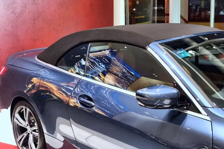 Ngoài ra, xe cũng dùng nhiều chi tiết trang trí bằng kim loại. Xe có mui vải đóng / mở trong khoảng 18 giây có thể hoạt động ở tốc độ tối đa 50 km/h và gập gọn trong cốp sau.