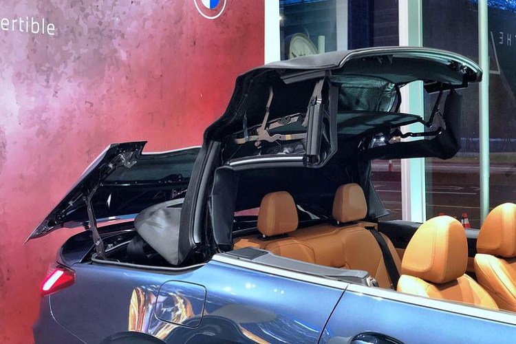 Xe sử dụng bộ mâm M 5 chấu kép cỡ 19 inch thiết kế cứng cáp, kết hợp với kẹp phanh M 4 piston sơn xanh tạo sự liên kết với màu sơn xanh dương của phần thân.