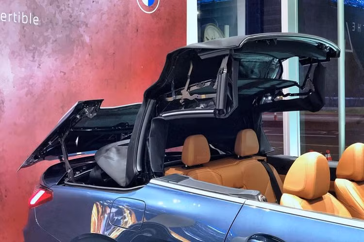 Xe sử dụng bộ mâm M 5 chấu kép cỡ 19 inch thiết kế cứng cáp, kết hợp với kẹp phanh M 4 piston sơn xanh tạo sự liên kết với màu sơn xanh dương của phần thân.