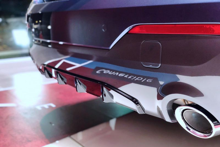 Tiến vào bên trong, nội thất của chiếc 430i Convertible M Sport 2021 này được bọc da nâu sang trọng với 4 chỗ ngồi tiện nghi, vô lăng M 3 chấu, đồng hỗ kỹ thuật số 12,3 inch, màn hình trung tâm 10,25 inch tương thích Apple CarPlay/Android Auto không dây và hệ thống âm thanh Harman Kardon.