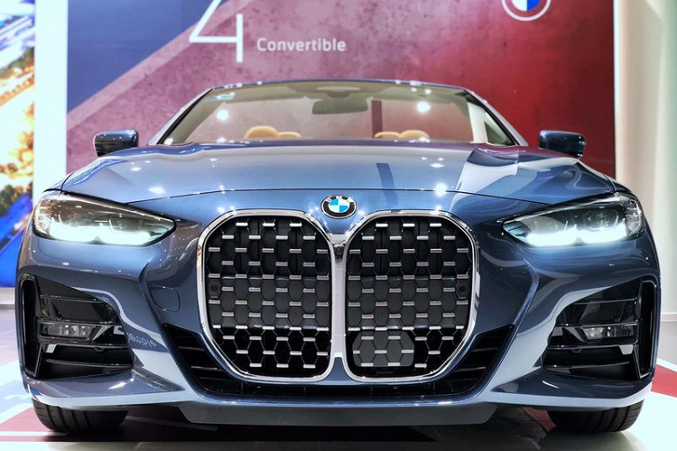 Cụm đèn pha cũng được tái thiết kế tạo cảm giác sắc sảo và góc cạnh hơn, với đồ hoạ dải đèn định vị hình móc câu đặc trưng. Chiếc 430i 2021 vừa về nước được trang bị đèn Adaptive LED thay vì loại laser cao cấp nhất.