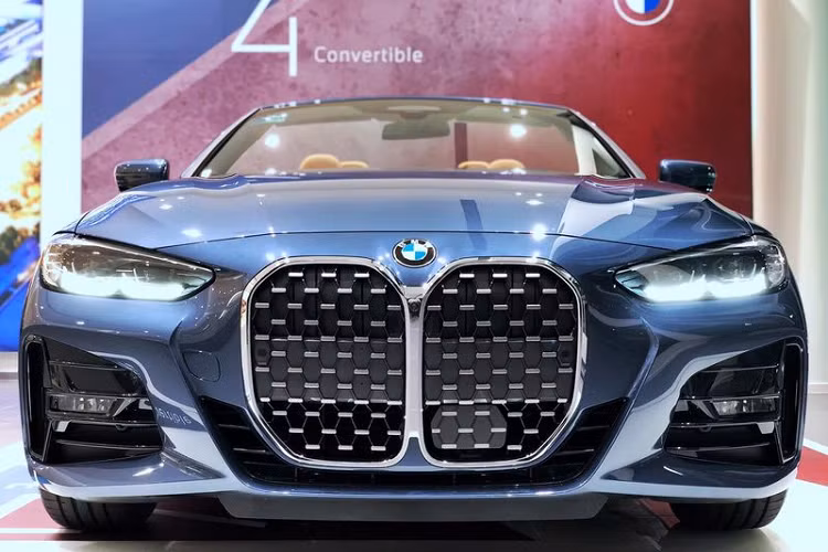 Cụm đèn pha cũng được tái thiết kế tạo cảm giác sắc sảo và góc cạnh hơn, với đồ hoạ dải đèn định vị hình móc câu đặc trưng. Chiếc 430i 2021 vừa về nước được trang bị đèn Adaptive LED thay vì loại laser cao cấp nhất.