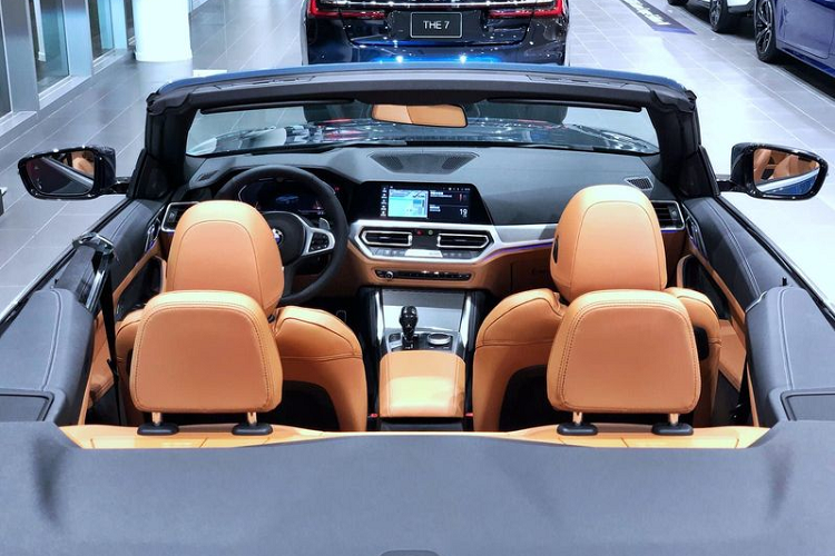 Chiếc xe thể thao mui trần sở hữu gói tùy chọn M Sport với một số chi tiết trang trí mạnh mẽ hơn, điển hình là các đường gân dập nổi tạo thành hình chữ V trên nắp capo.