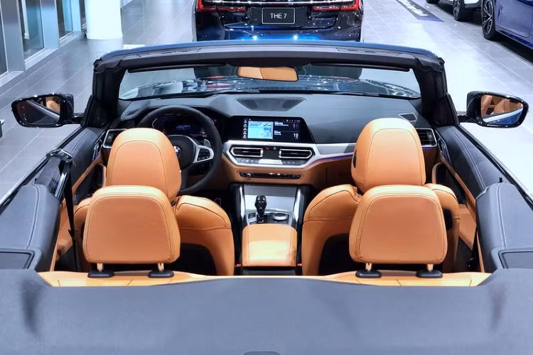 Chiếc xe thể thao mui trần sở hữu gói tùy chọn M Sport với một số chi tiết trang trí mạnh mẽ hơn, điển hình là các đường gân dập nổi tạo thành hình chữ V trên nắp capo.