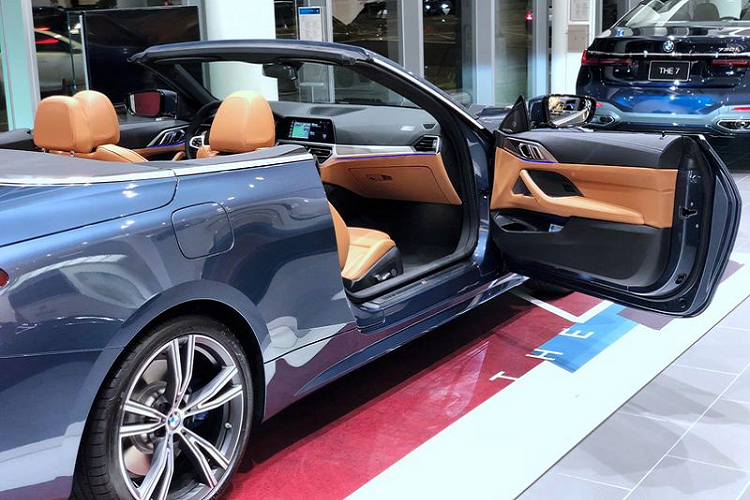 BMW 4-Series thế hệ mới có khá nhiều điểm khác biệt so với đời cũ, nổi bật nhất là đầu xe với lưới tản nhiệt khổng lồ đã gây tranh cãi trong thời gian dài.