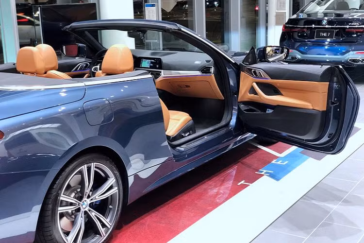 BMW 4-Series thế hệ mới có khá nhiều điểm khác biệt so với đời cũ, nổi bật nhất là đầu xe với lưới tản nhiệt khổng lồ đã gây tranh cãi trong thời gian dài.