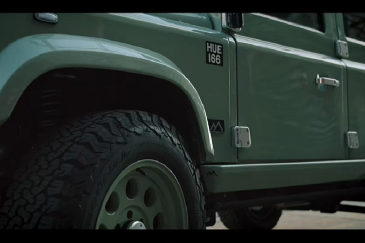 Bước vào bên trong từ các bậc cửa có thể thu vào, bạn sẽ thấy ghế bọc với chỉ khâu thủ công và các tiện nghi hiện đại. Màn hình cảm ứng thông tin giải trí JVC gắn trên cụm điều khiển trung tâm hỗ trợ kết nối Apple CarPlay và Android Auto, trong khi các trang bị nổi bật khác bao gồm hệ thống âm thanh cao cấp và điều hòa hai vùng.