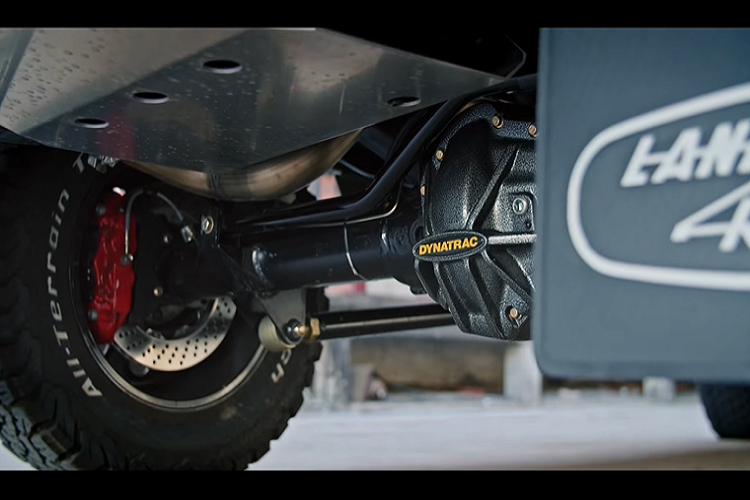 Hue 166 có thể trông giống một chiếc Defender cổ điển, nhưng dưới lớp vỏ ngoài, nó lại là một cỗ máy hoàn toàn khác. Nó được chế tạo dựa trên một khung gầm độ hoàn chỉnh với các trục Dynatrac, hệ thống treo cuộn 4 liên kết, và phanh đĩa Brembo.