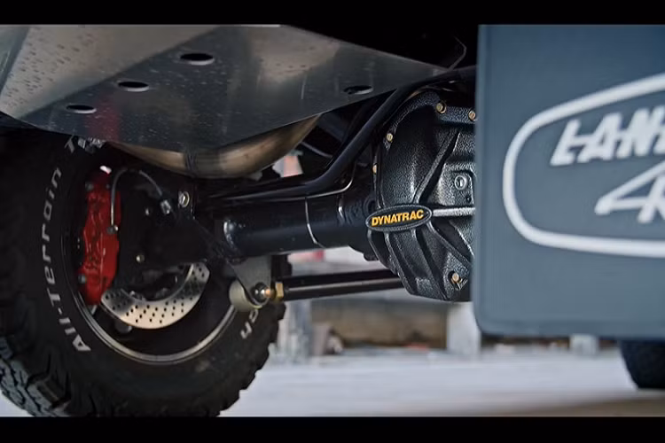 Hue 166 có thể trông giống một chiếc Defender cổ điển, nhưng dưới lớp vỏ ngoài, nó lại là một cỗ máy hoàn toàn khác. Nó được chế tạo dựa trên một khung gầm độ hoàn chỉnh với các trục Dynatrac, hệ thống treo cuộn 4 liên kết, và phanh đĩa Brembo.