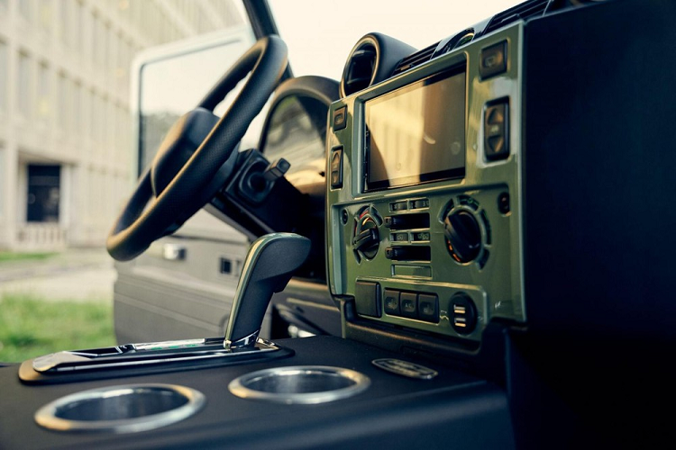 Dưới nắp capô là động cơ siêu nạp LT4 V8 lấy từ một chiếc Corvette, sản sinh công suất 650 mã lực.