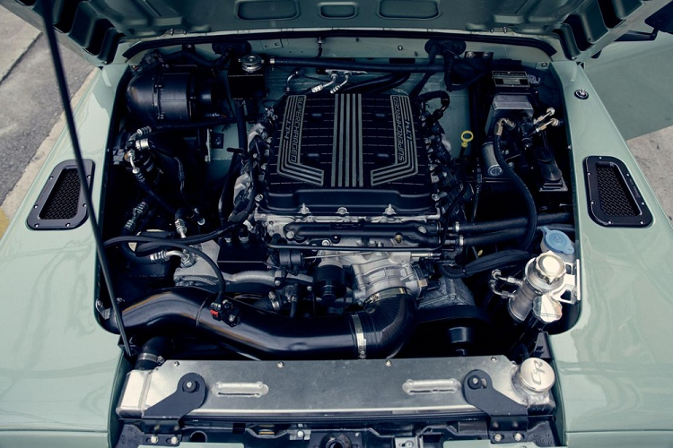 Nguồn lực được truyền tới cả 4 bánh thông qua một hộp số tự động 8 cấp. Nhờ vậy, Himalaya tuyên bố chiếc xe có trải nghiệm lái cực kỳ mượt mà.