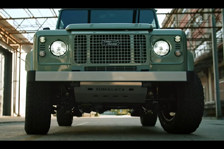 Bộ la-zăng 18 inch phong cách hoài cổ được bọc trong lốp BFGoodrich, và nằm gọn trong tấm chắn bùn độ loe rộng. Chiếc SUV cũng có các tấm bảo vệ sàn xe khỏi đất đá khi đi địa hình.