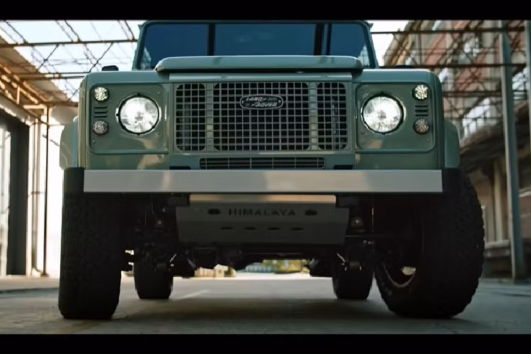 Bộ la-zăng 18 inch phong cách hoài cổ được bọc trong lốp BFGoodrich, và nằm gọn trong tấm chắn bùn độ loe rộng. Chiếc SUV cũng có các tấm bảo vệ sàn xe khỏi đất đá khi đi địa hình.